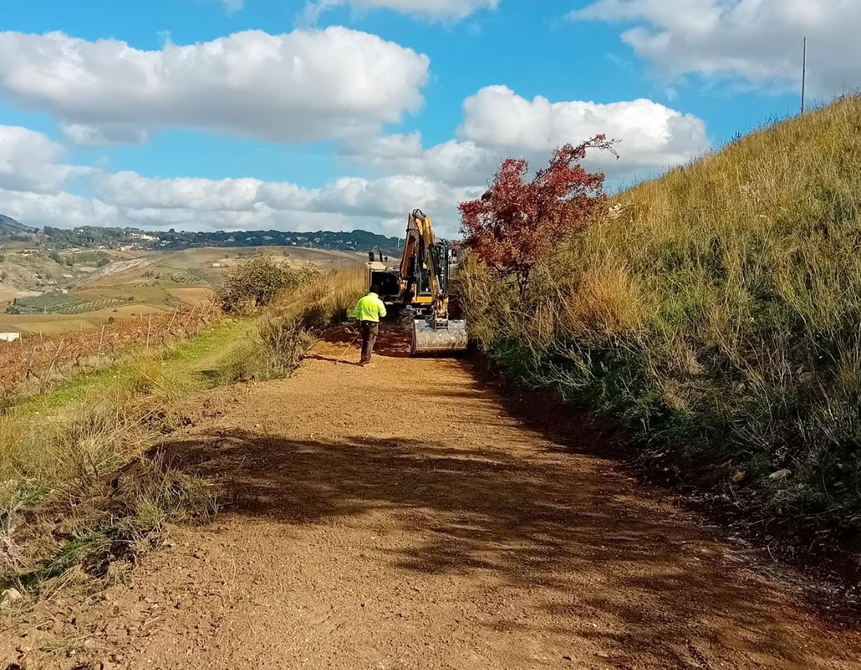 A Salemi operai al lavoro sulla strada per il sito archeologico di Mokarta