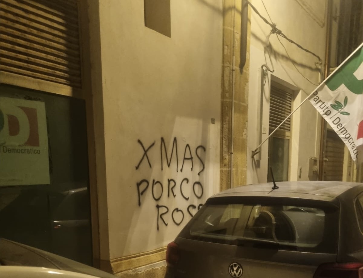 “X Mas Por..o Rosso”, la scritta vicino la sede del PD di Marsala