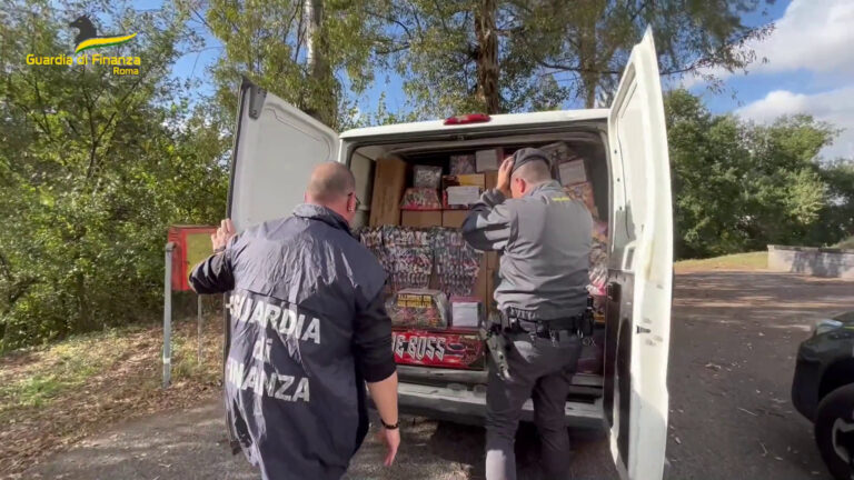 Roma, sequestrati artifici pirotecnici illegali per 4 tonnellate