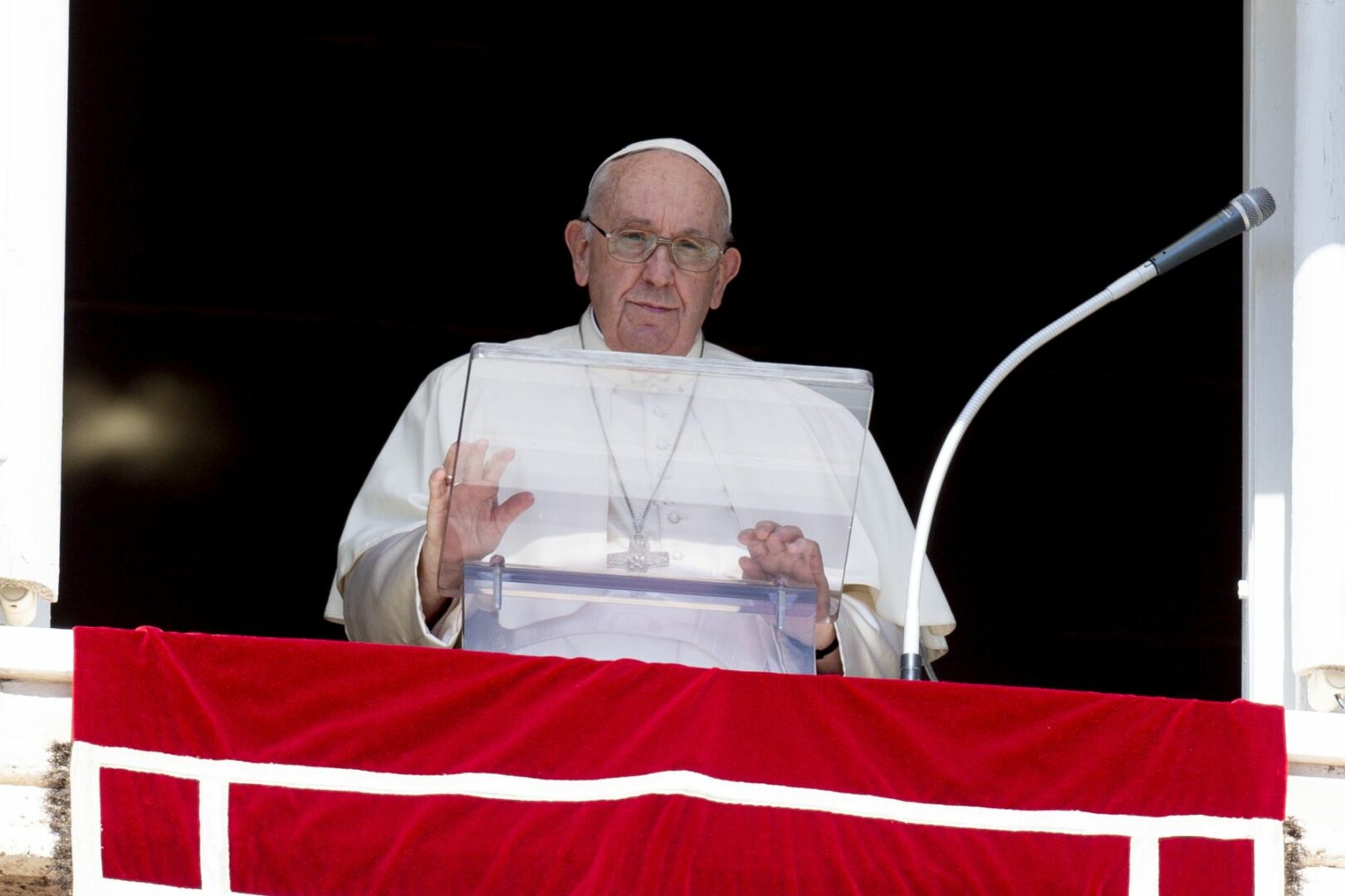 Papa Francesco all’Angelus “Preghiamo per la pace”