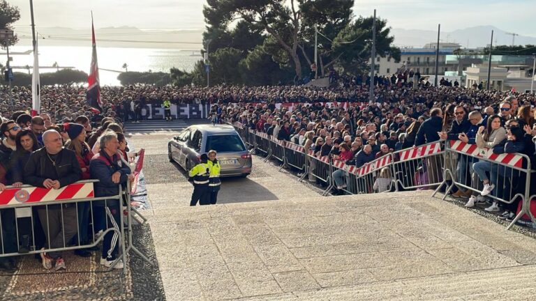 “Corri braccia al cielo Gigi”, in 30mila per l’ultimo saluto a Riva