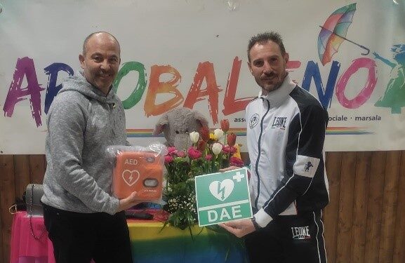 L’associazione Arcobaleno di Marsala dona ‘salva-vita’ al Team Biondo di Kickboxing