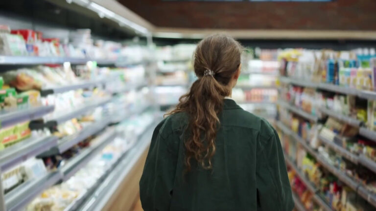 Aumentano le vendite al dettaglio, ma è allarme alimentari