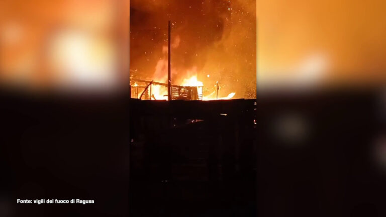 Stabilimento balneare di Marina di Modica a fuoco, le immagini