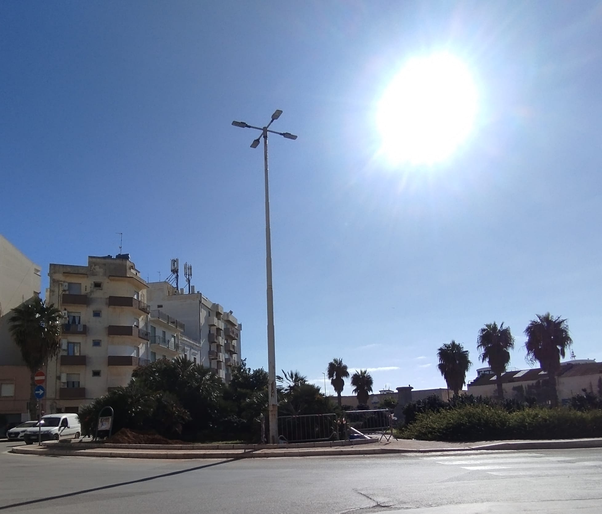 Torna al suo posto il palo della luce vicino al Porto di Marsala