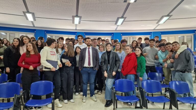 La professione medica e la radioterapia oncologica: gli studenti del Liceo “Ruggieri” a confronto con il primario marsalese Antonino Daidone