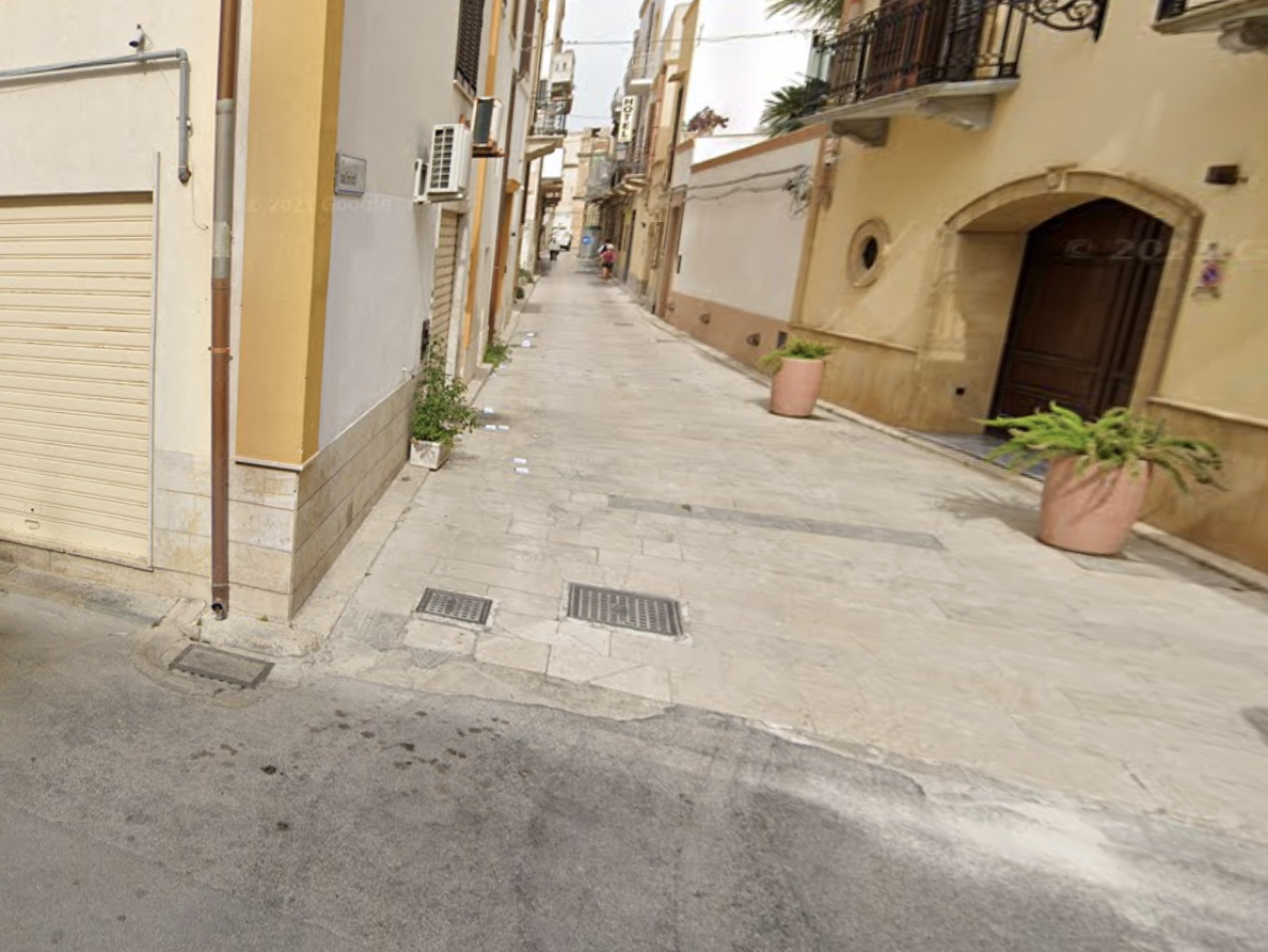 Tentata rapina a una donna in centro a Marsala, trascinata per terra da due in moto