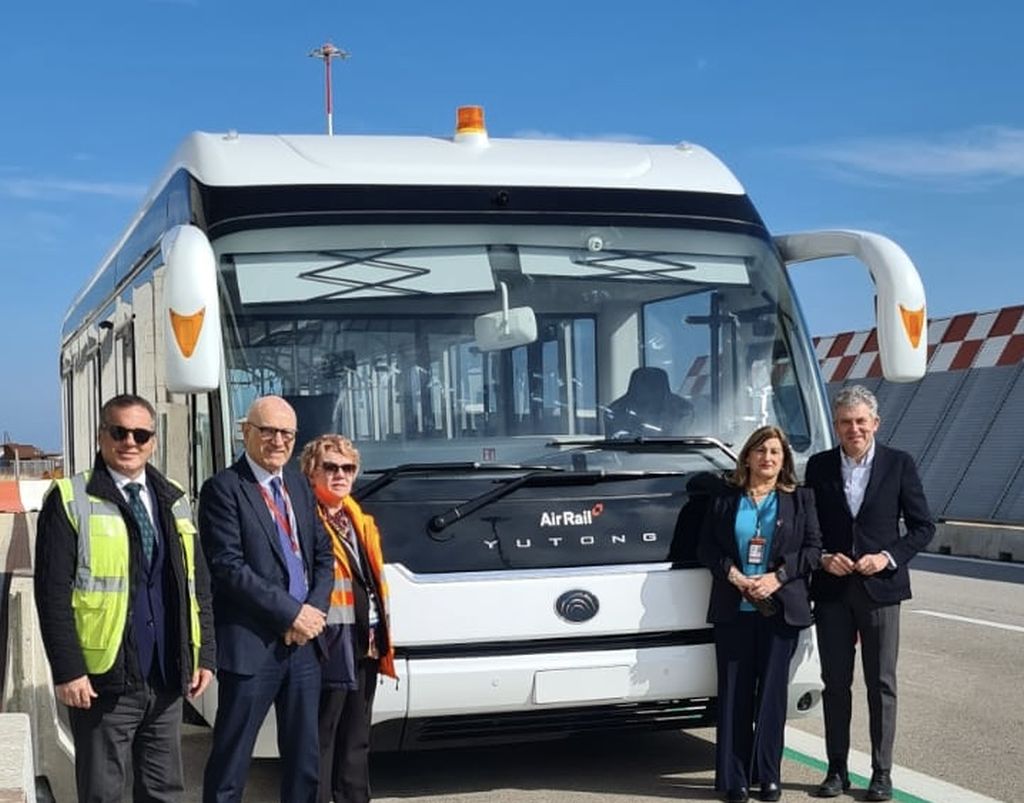 All’aeroporto di Palermo il primo bus interpista elettrico