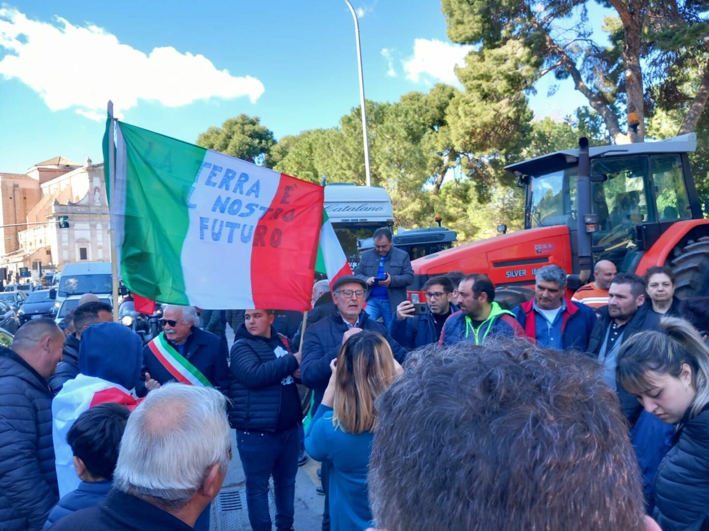 Trattori in piazza a Palermo, protesta davanti alla sede della Regione