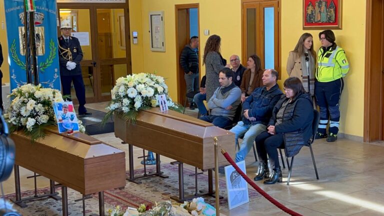 Una folla commossa ai funerali di Kevin ed Emanuel Barreca
