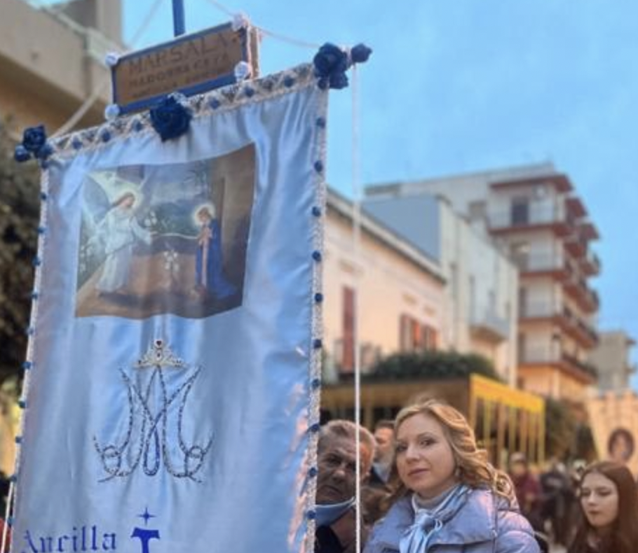 Madonna della Cava: i bimbi marsalesi di Ancilla Domini sfilano con uno stendardo fatto a mano