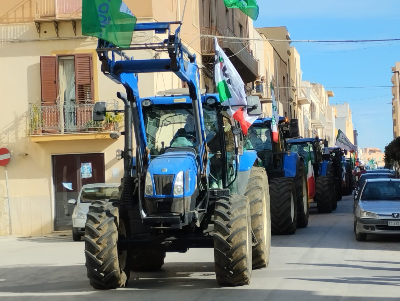 Corteo degli agricoltori a Marsala: “Ci avete tolto la dignità”. Politica e istituzioni locali ribadiscono il loro sostegno