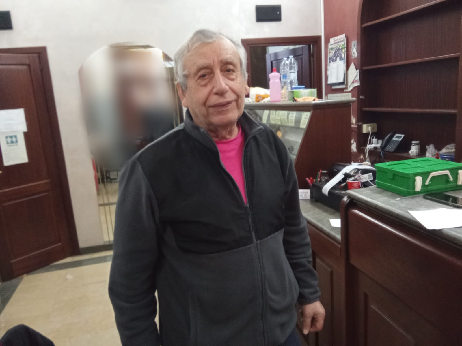 Marsala: va in pensione Gaspare Rizzo, pilastro del bar del Comune. La commozione in un video
