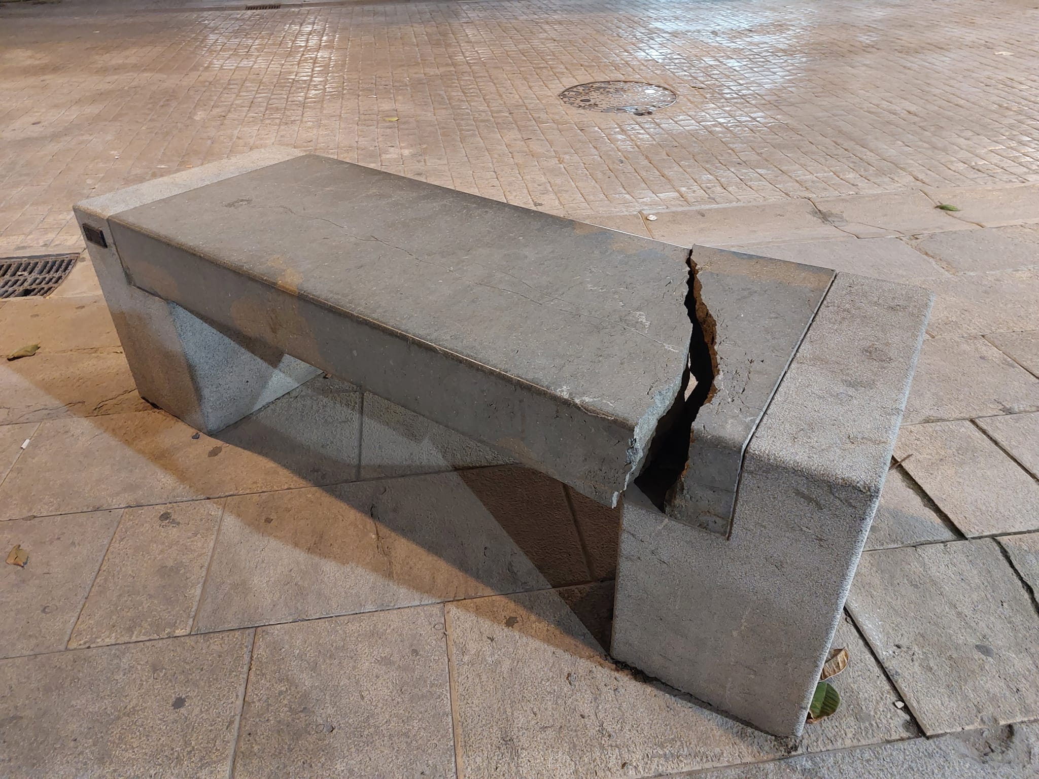 Marsala: una panchina di via Roma è stata distrutta