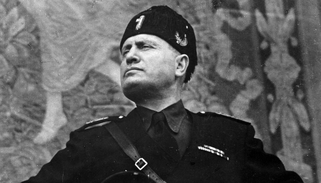 Il Comune di Ustica conferma la cittadinanza onoraria a Benito Mussolini