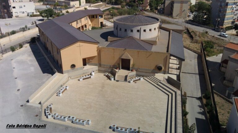 Incendio in una chiesa di Castelvetrano, i fedeli aiutano a ripulire