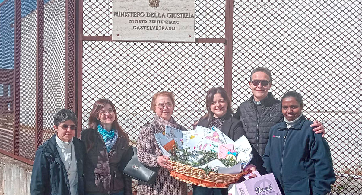 Ai detenuti di Castelvetrano i doni dei bambini del catechismo per Pasqua