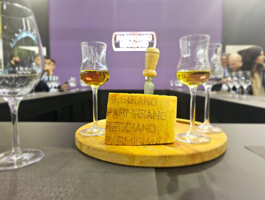 Al Vinitaly il matrimonio tra Parmigiano Reggiano e Grappa Trentina