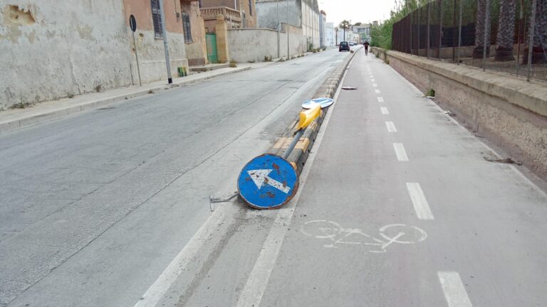 Pista ciclabile di Marsala, ancora un segnale stradale abbattuto