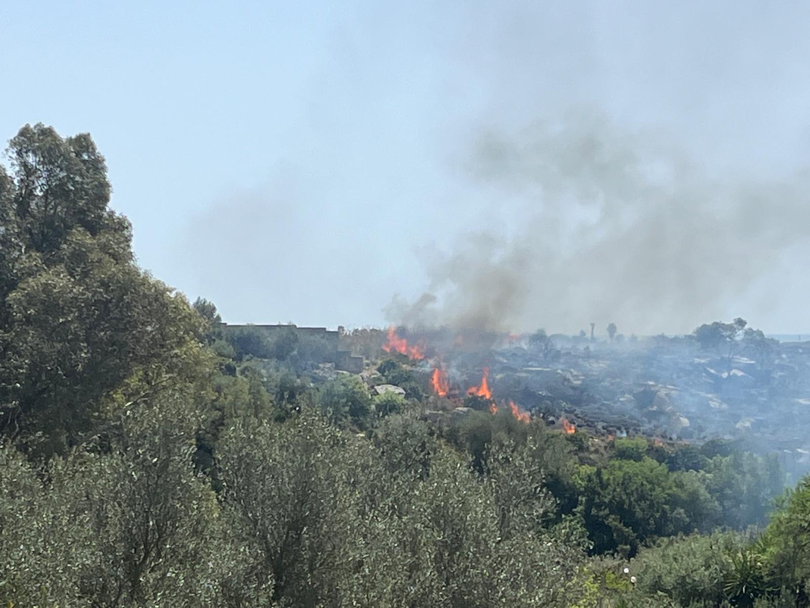 Vasto incendio vicino la Fiumara del Sossio, si teme per una villa e una pineta