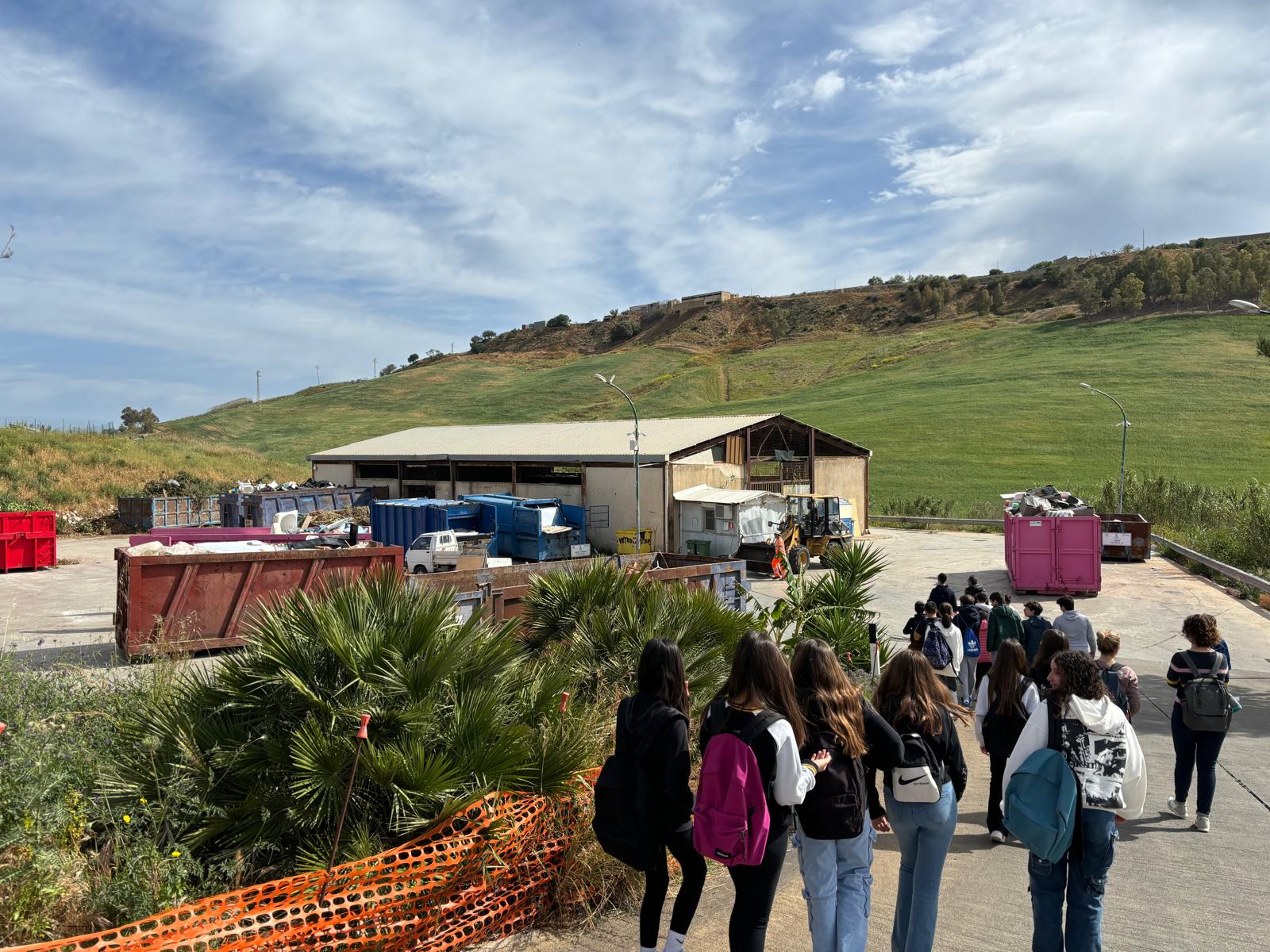 Gli studenti del “Nino Navarra” di Alcamo visitano il Centro di Raccolta e raccolgono rifiuti