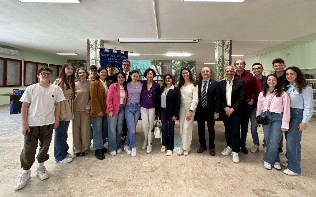 Il Rotary Marsala dona libri al V Circolo Strasatti che punta sulla Biblioteca