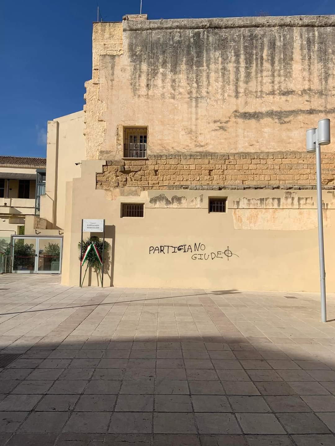 Dopo il 25 aprile compaiono scritte dispregiative nelle mura della piazza delle celebrazioni