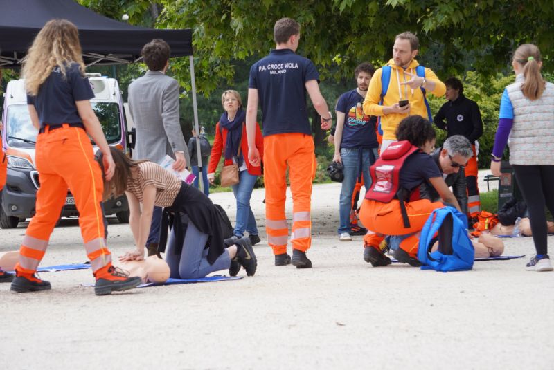 Croce Viola insegna il primo soccorso nei parchi milanesi