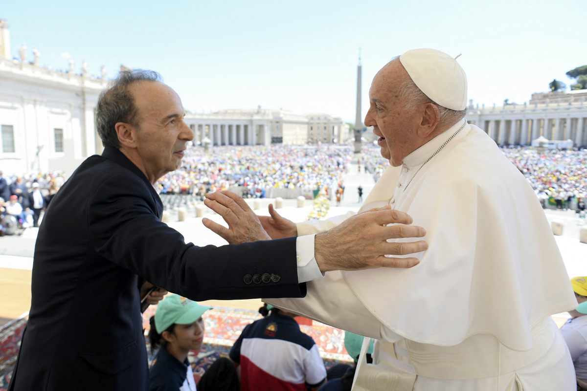 Alla Giornata Mondiale dei Bambini l’abbraccio di Benigni al Papa