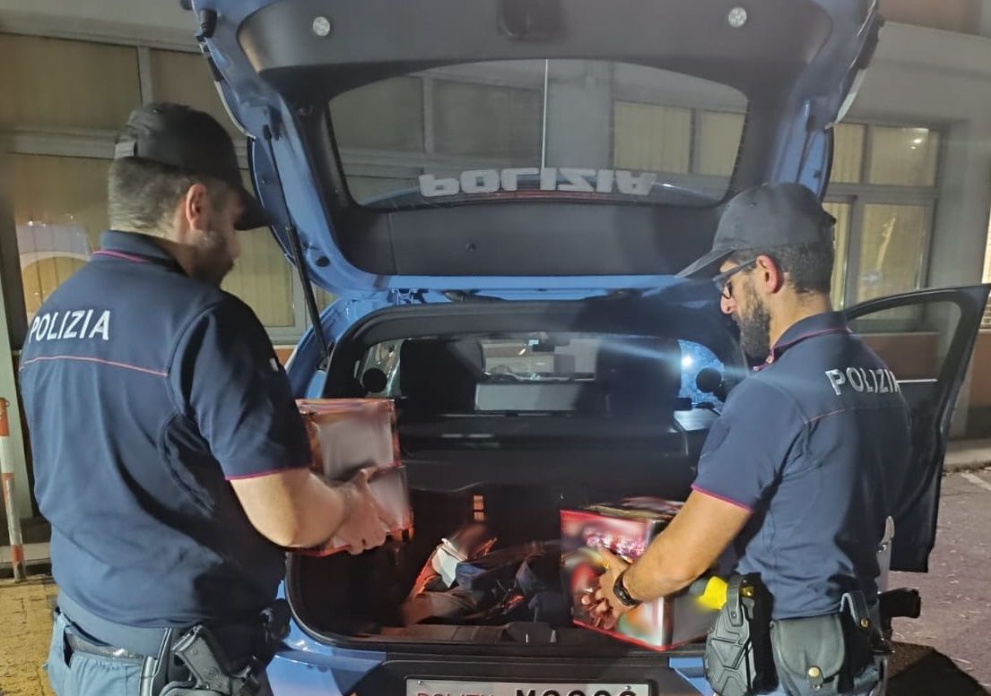 Fuochi d’artificio illegali e pericolosi, poliziotti bloccano festa a Catania