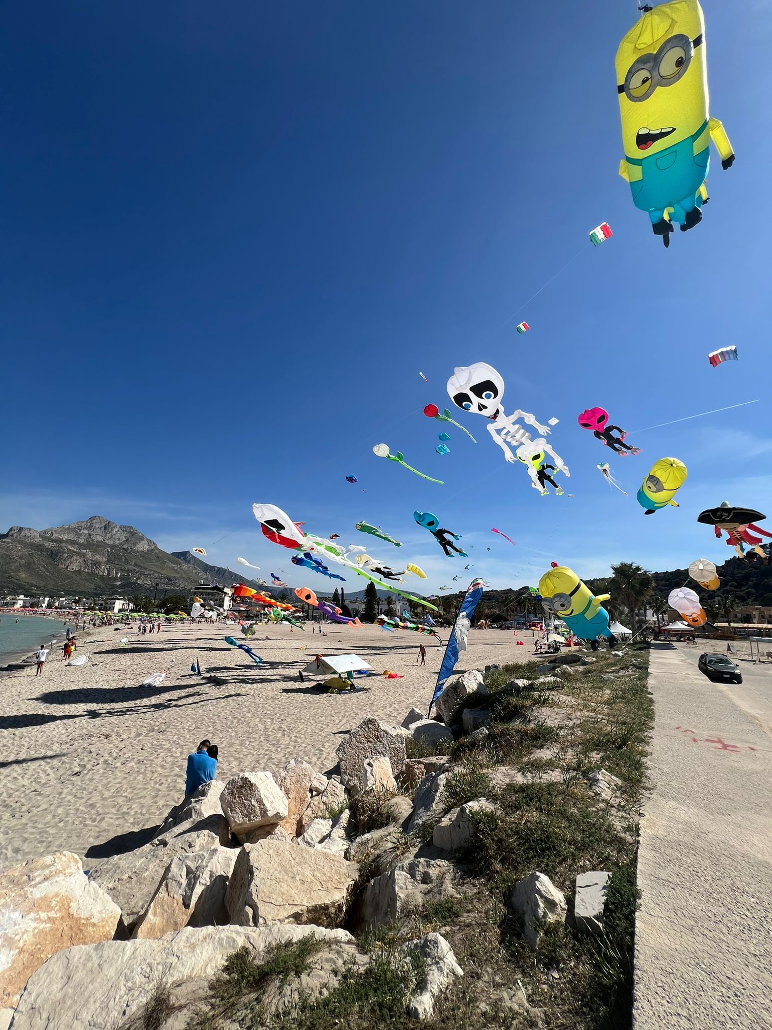 A San Vito si conclude con un mare di colori il Festival Internazionale degli Aquiloni. VIDEO