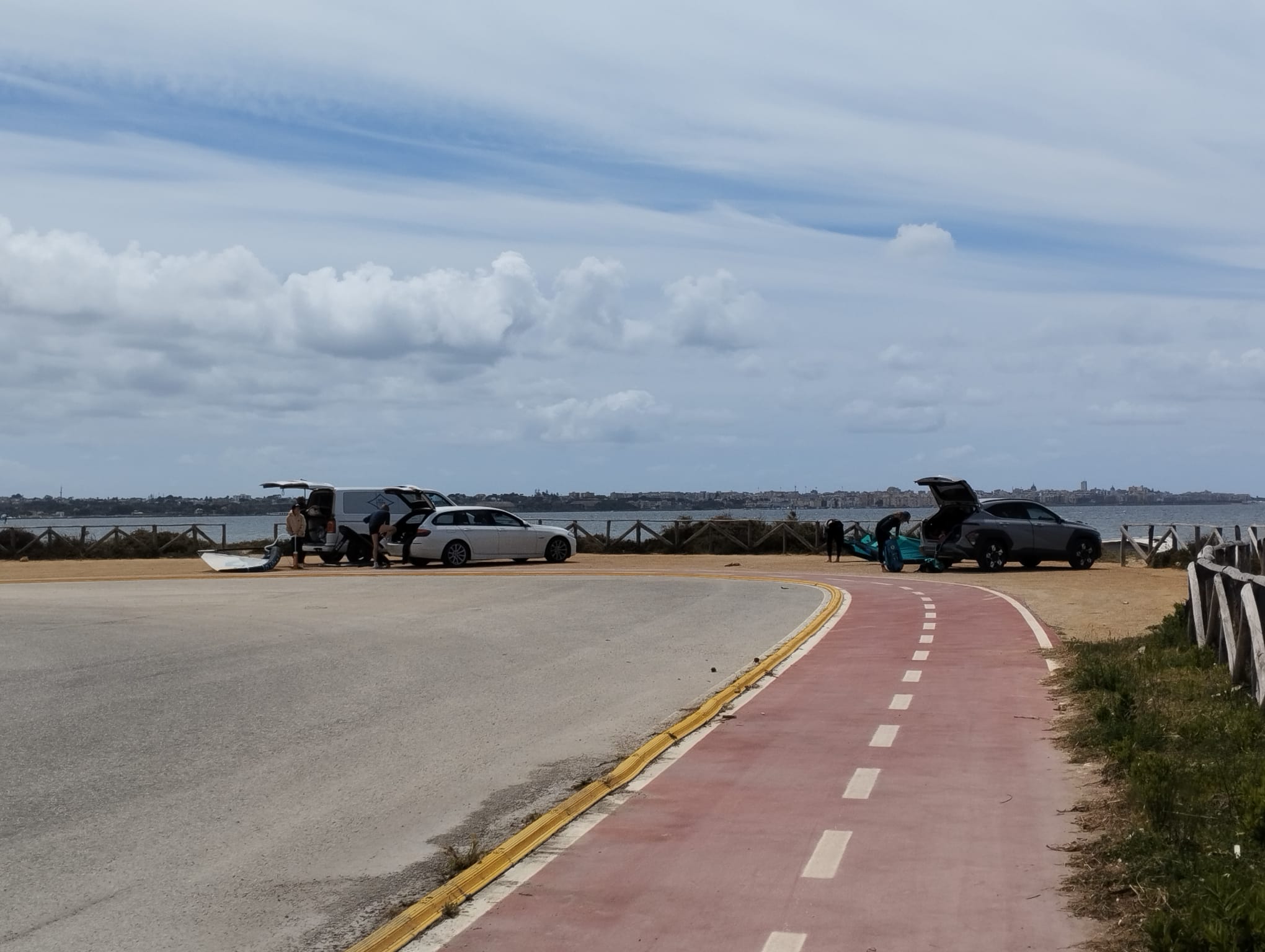 Auto e moto scavalcano la ciclabile dello Stagnone: “Ormai è sport”