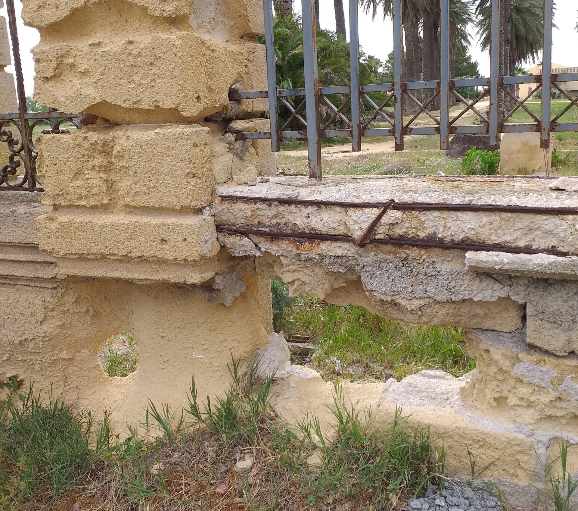 Povera Villa Genna, l’erosione sta facendo crollare l’ingresso del polmone verde marsalese