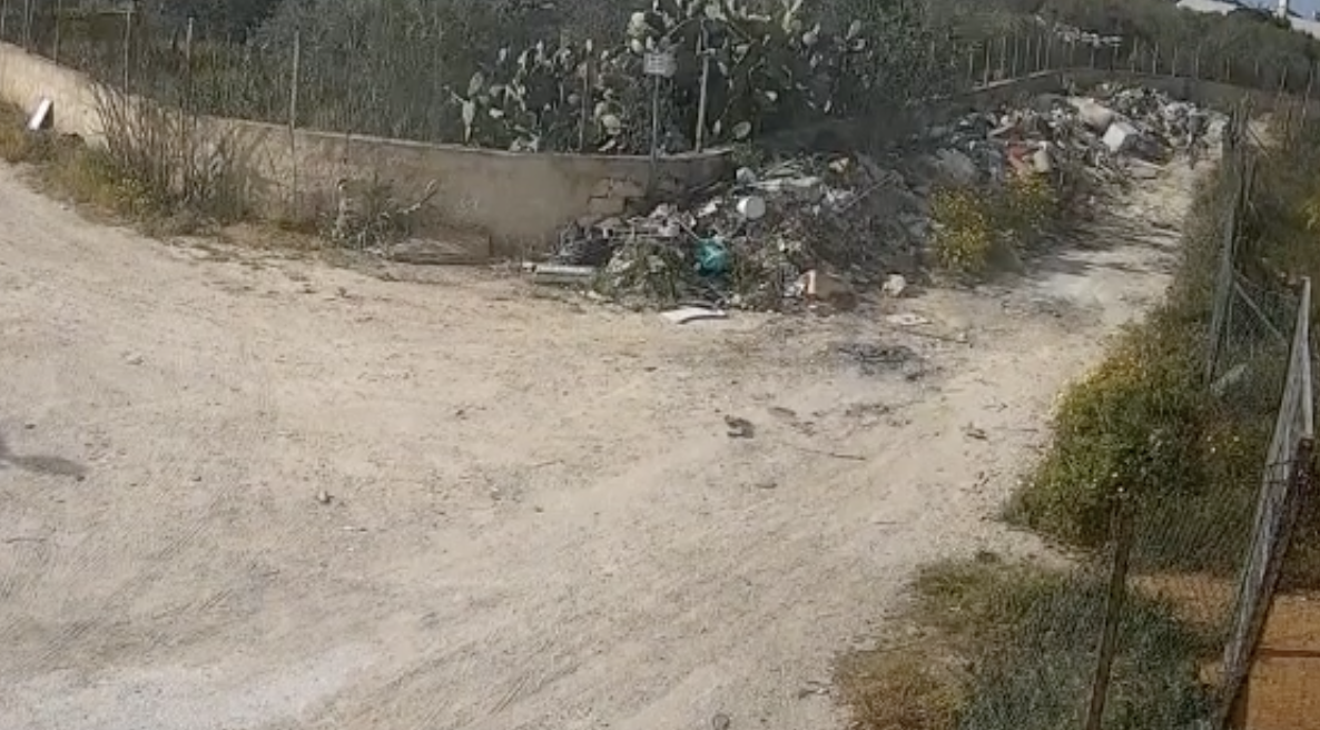 La Polizia Municipale di Marsala sequestra discarica di rifiuti a cielo aperto. VIDEO