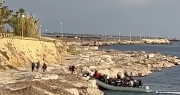 Sbarco di migranti a bordo di un gommone nelle coste marsalesi. VIDEO