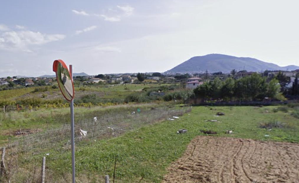 Stava bruciando un cumulo di rifiuti nelle campagne di Alcamo, denunciato un 69enne