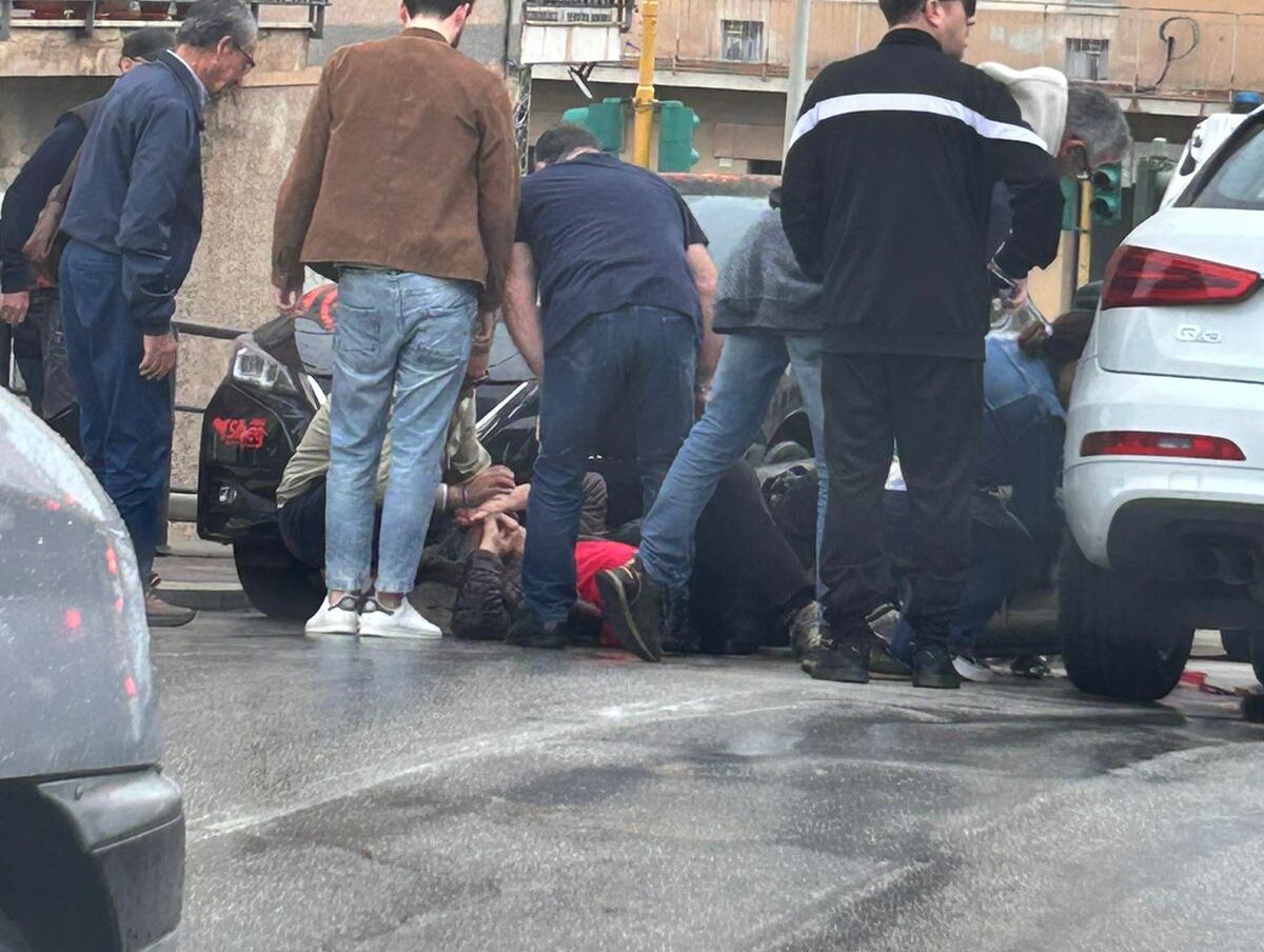 Scivola con la moto al cavalcavia di Marsala e rimane incastrato tra due auto, un ferito