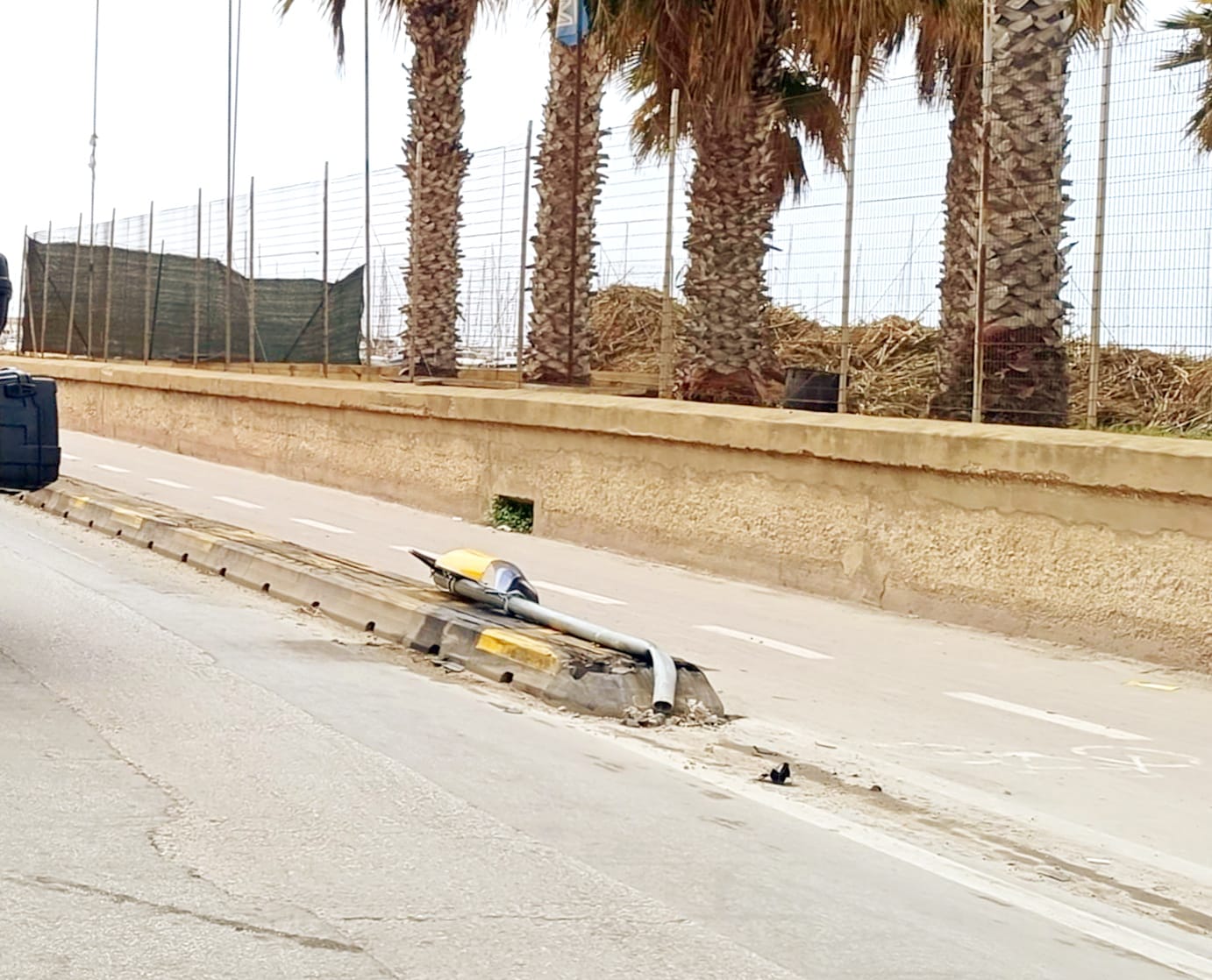 Marsala: di nuovo a terra il cartello della pista ciclabile zona Aci