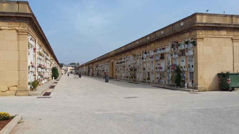 Al Cimitero di Trapani al via a esumazioni ed estumulazioni, a Mazara concessione di loculi a viventi