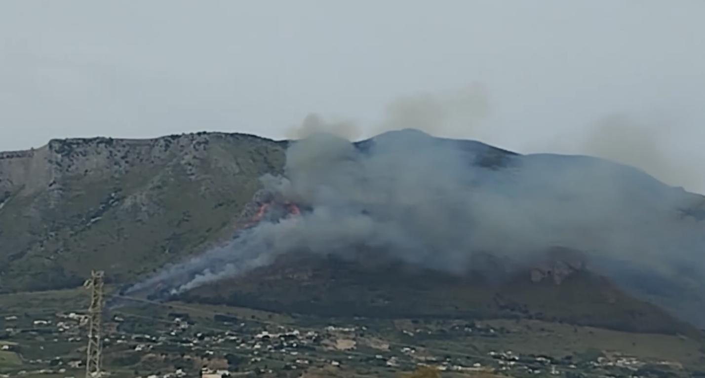 A Castellammare torna a bruciare il Monte Inici, pioggia complice dei Vigili del Fuoco