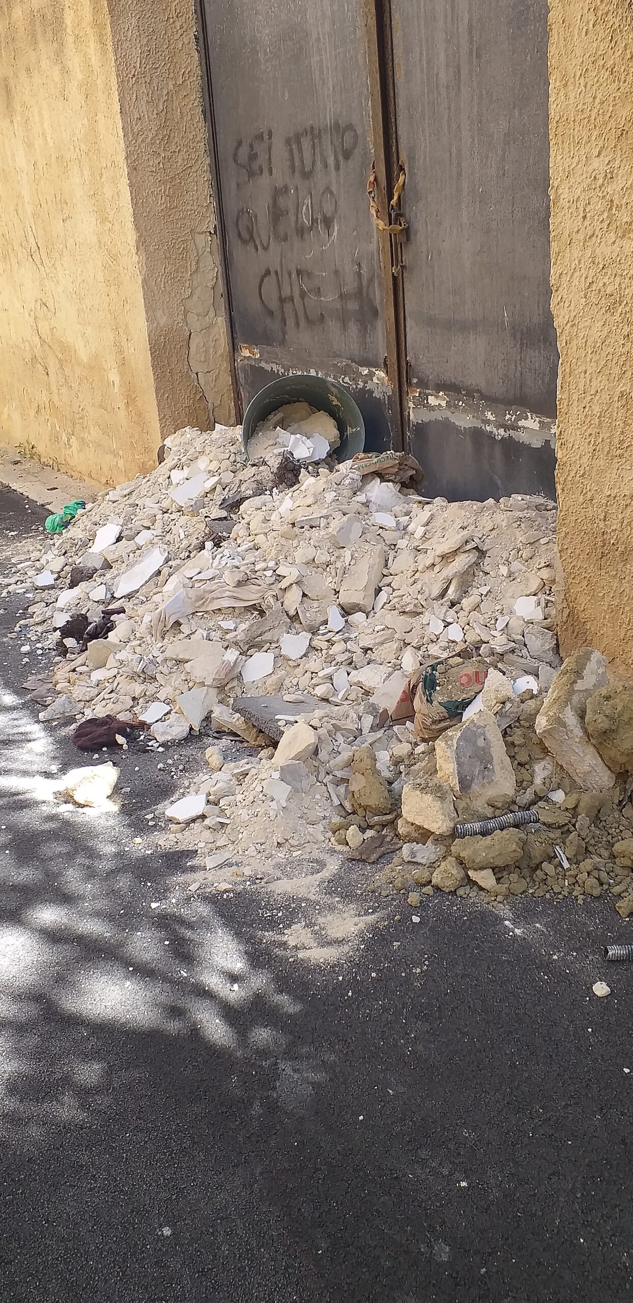 Marsala: una via del centro in balia di rifiuti e tossici