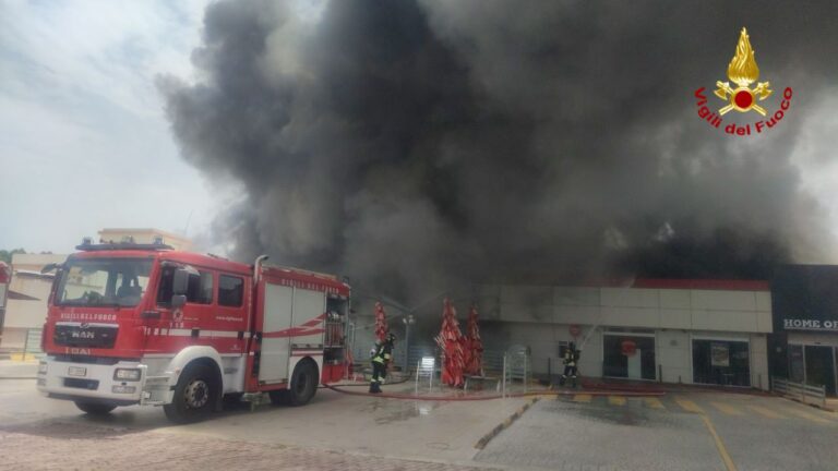 Incendio al Burger King di Palermo, sul posto sei squadre dei vigili del fuoco