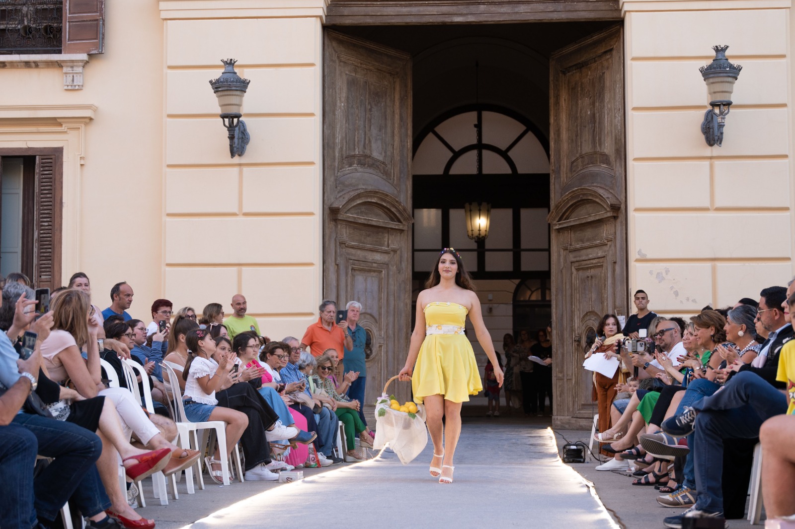 Gli studenti del Professionale di Trapani sfilano per Fashion Day in Piazza Municipio