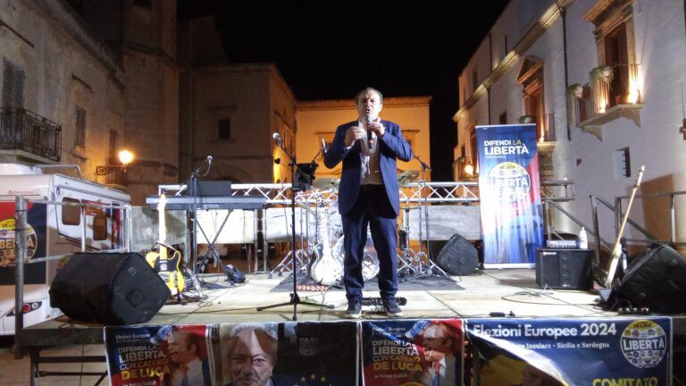 In Piazza Carmine a Marsala Cateno De Luca contro tutti. VIDEO