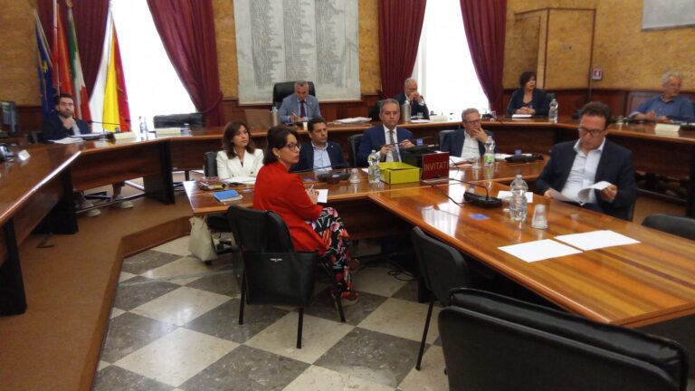 Marsala: il sindaco Grillo resta, bocciata la mozione di sfiducia. Solo in 11 l’hanno votata a favore