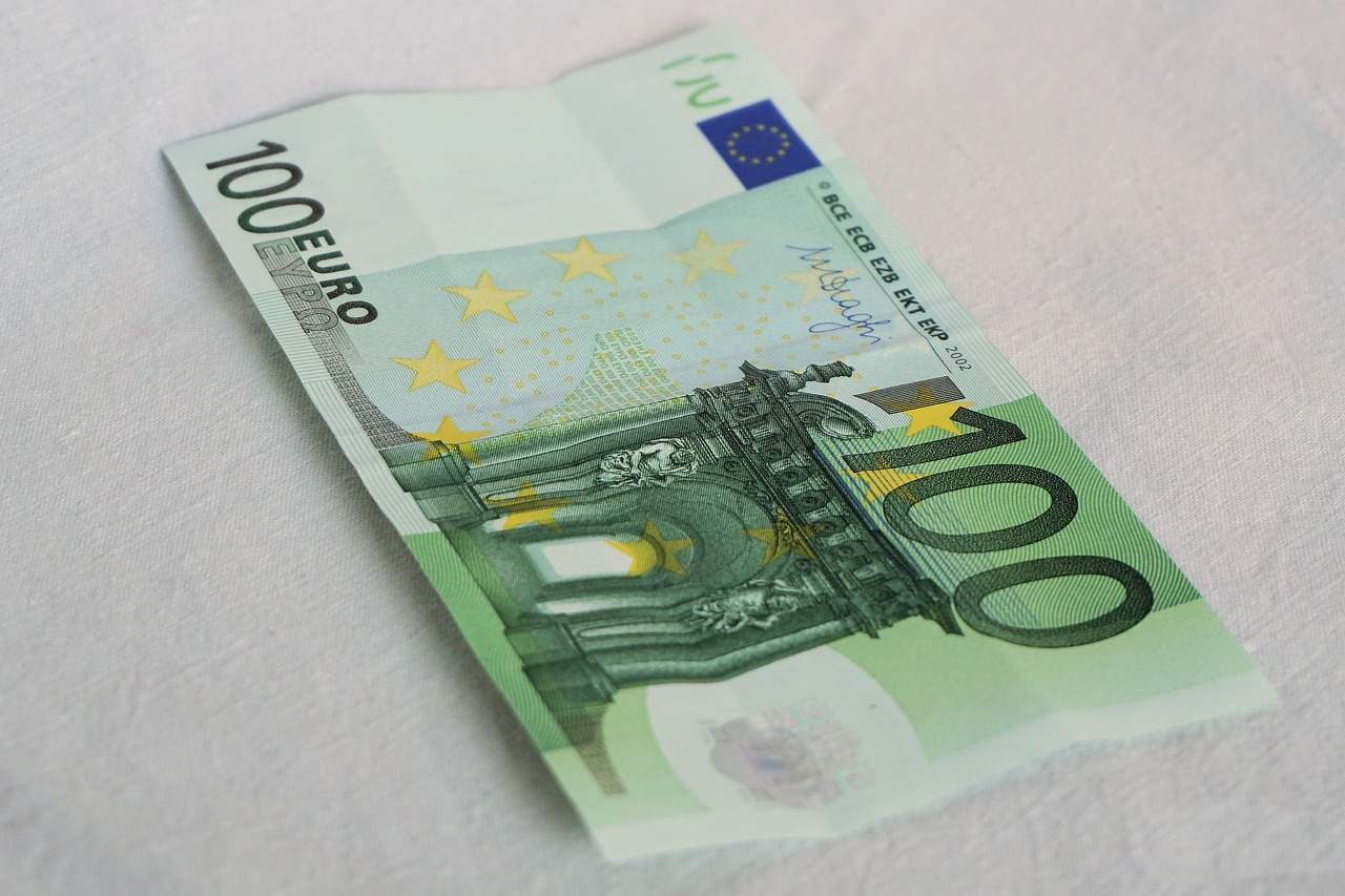 Ruba 100 euro dalla cassa di un negozio, denunciato un 34enne di Salemi