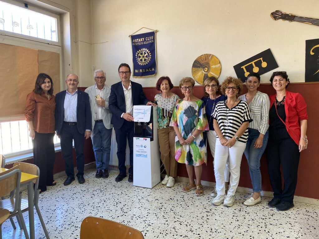 Il Rotary Club Marsala installa un distributore d’acqua all’Istituto comprensivo Mario Nuccio