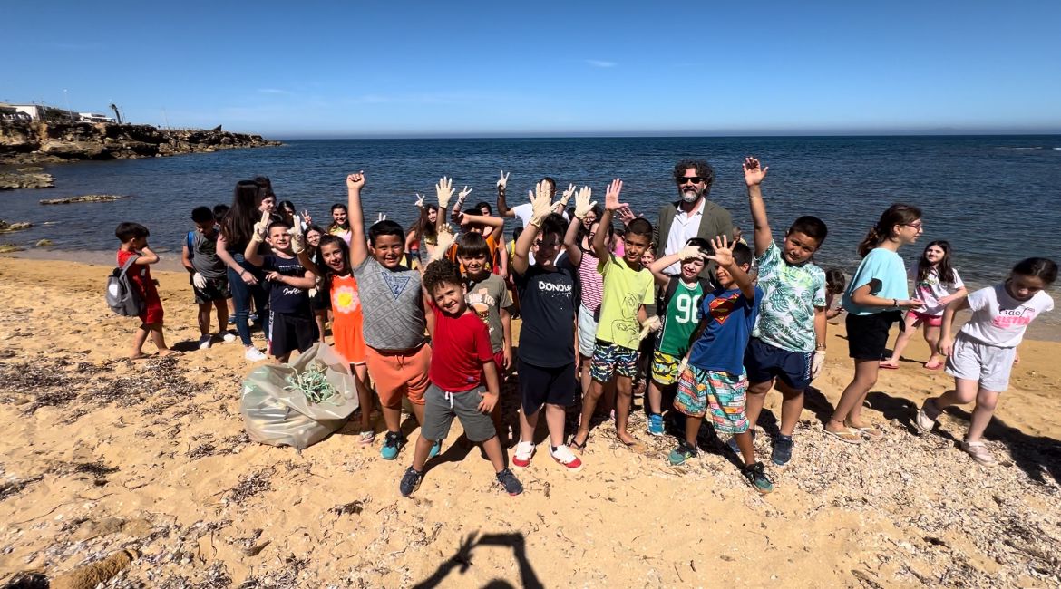 Petrosino, i bambini raccolgono rifiuti plastici. Il plauso del sindaco Anastasi