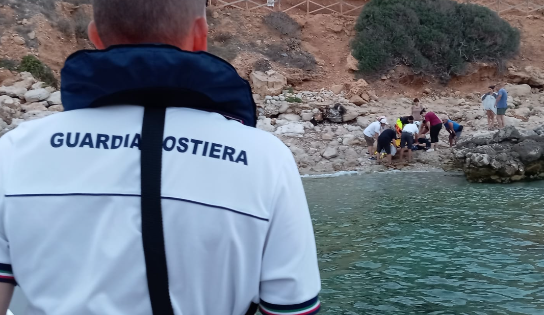 Turista cade sugli scogli a Levanzo, la Guardia Costiera lo soccorre. A Castellammare chiuso un lido: non aveva assistenti ai bagnanti
