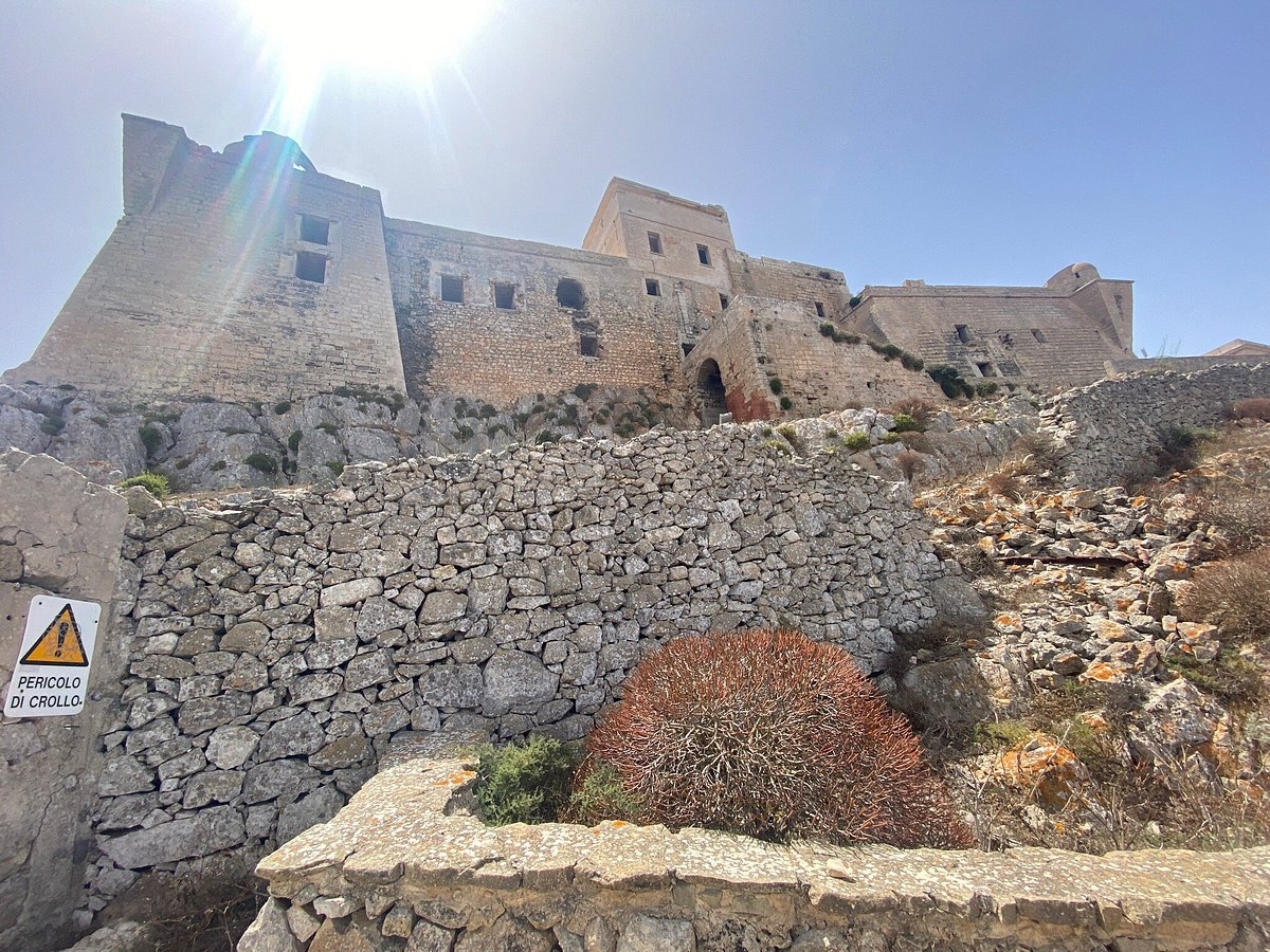 Dall’alto domina Favignana: ecco la storia del Castello di Santa Caterina